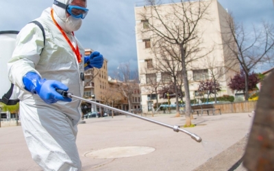 Treballador d'Smatsa desinfectant | Roger Benet